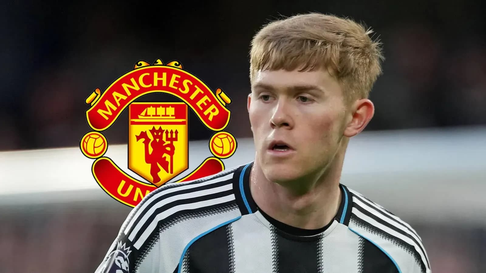 Игрок Newcastle United на фоне логотипа Manchester United