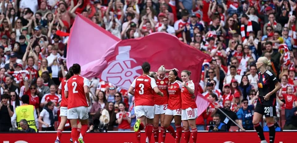 Игроки Arsenal празднуют гол с болельщиками на трибунах