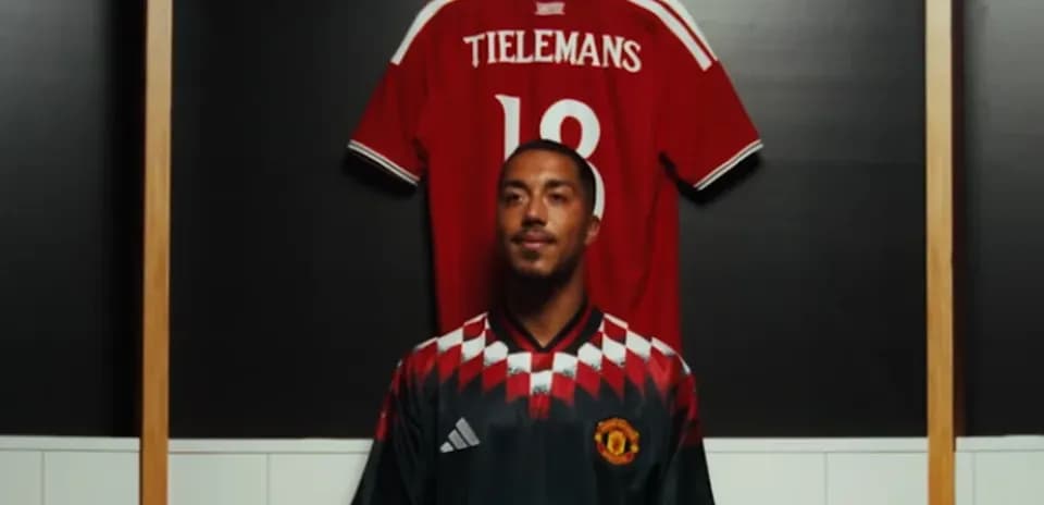 Игрок в форме Manchester United на фоне футболки Тилеманса