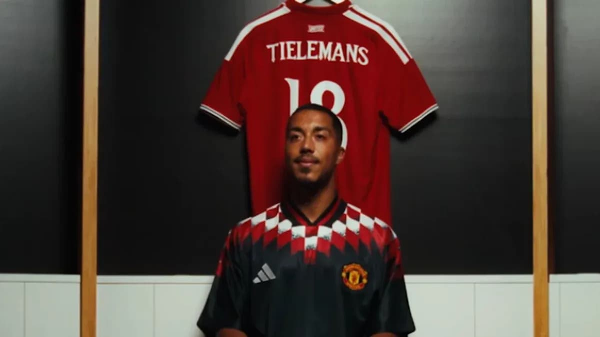 Игрок в форме Manchester United на фоне футболки Тилеманса