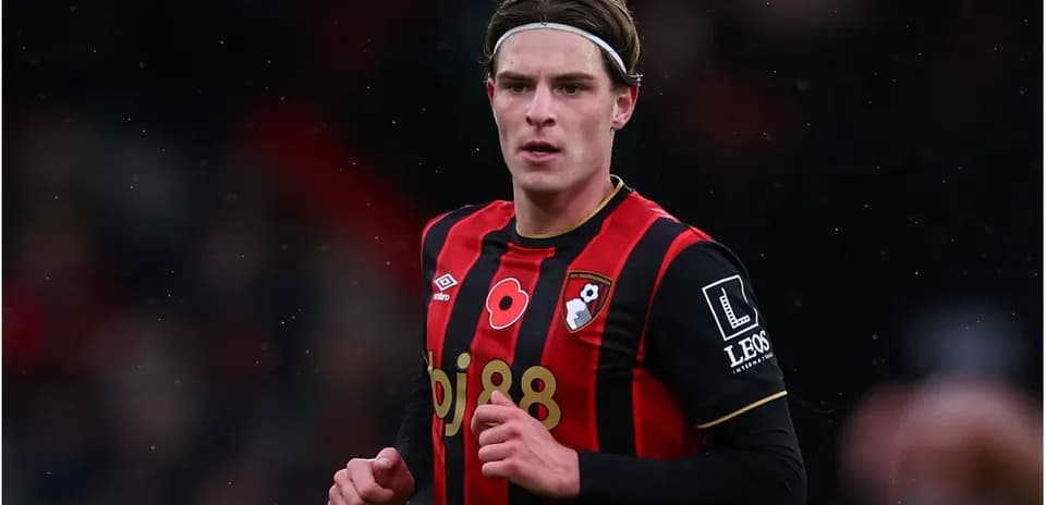 Игрок AFC Bournemouth в черно-красной форме на поле