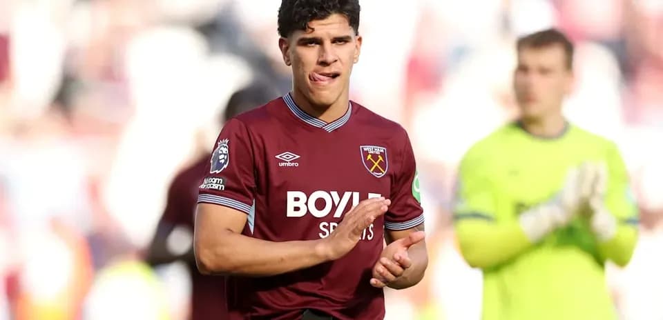 Игрок West Ham аплодирует болельщикам после матча