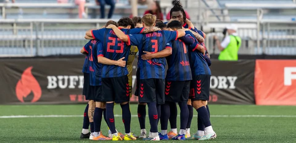 Игроки Loudoun United собираются в кругу