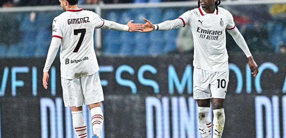 Игроки AC Milan приветствуют друг друга