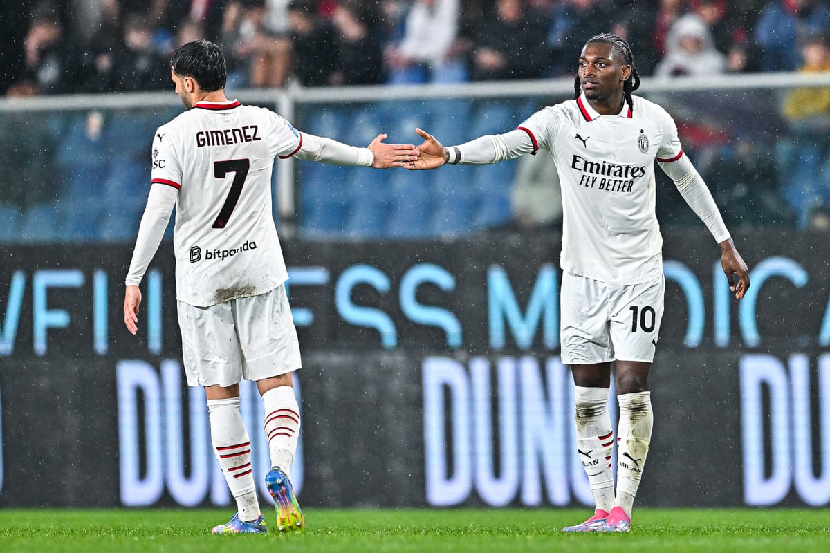 Игроки AC Milan приветствуют друг друга