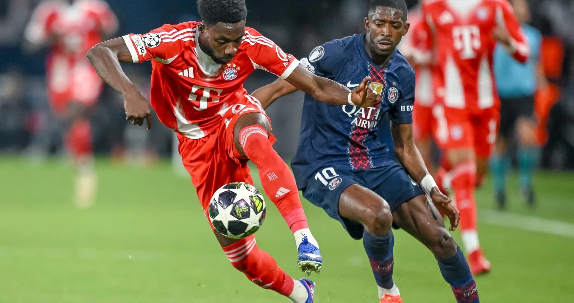 Игроки Bayern München и PSG борются за мяч