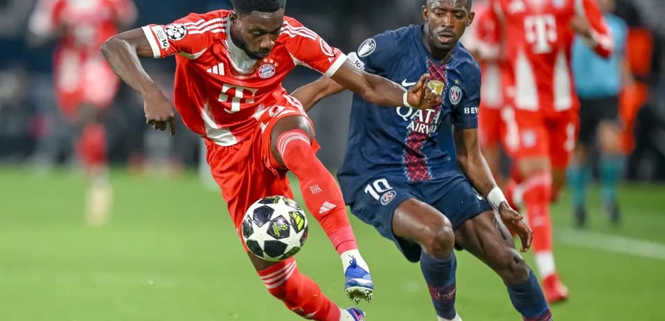 Игроки Bayern München и PSG борются за мяч