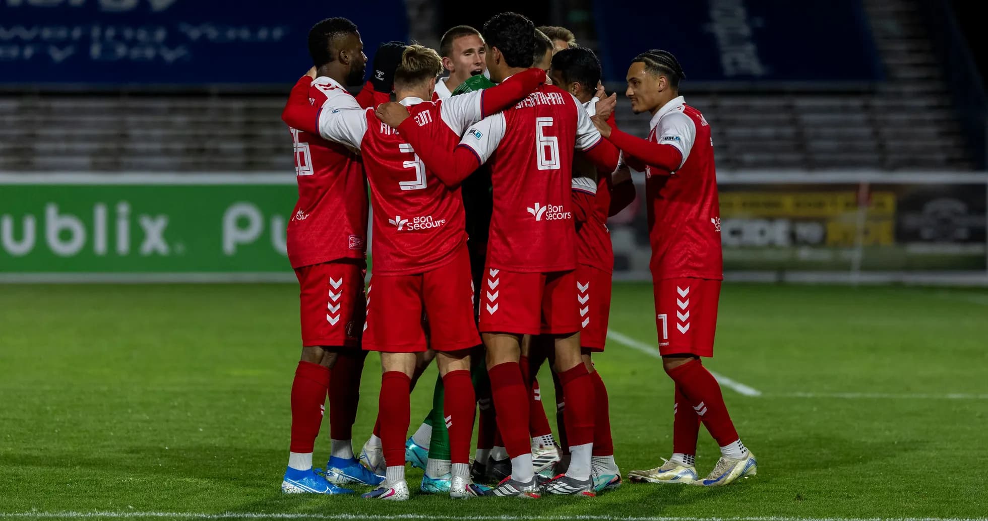 Игроки Richmond Kickers празднуют гол