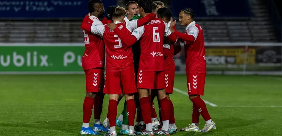 Игроки Richmond Kickers празднуют гол
