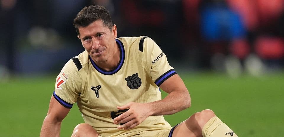 Игрок сидит на поле после травмы