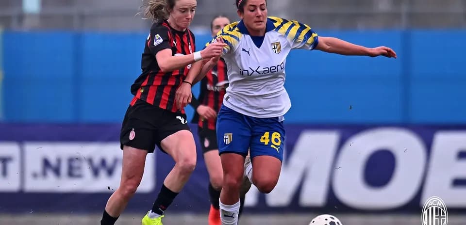 Игроки AC Milan и Parma с мячом на поле