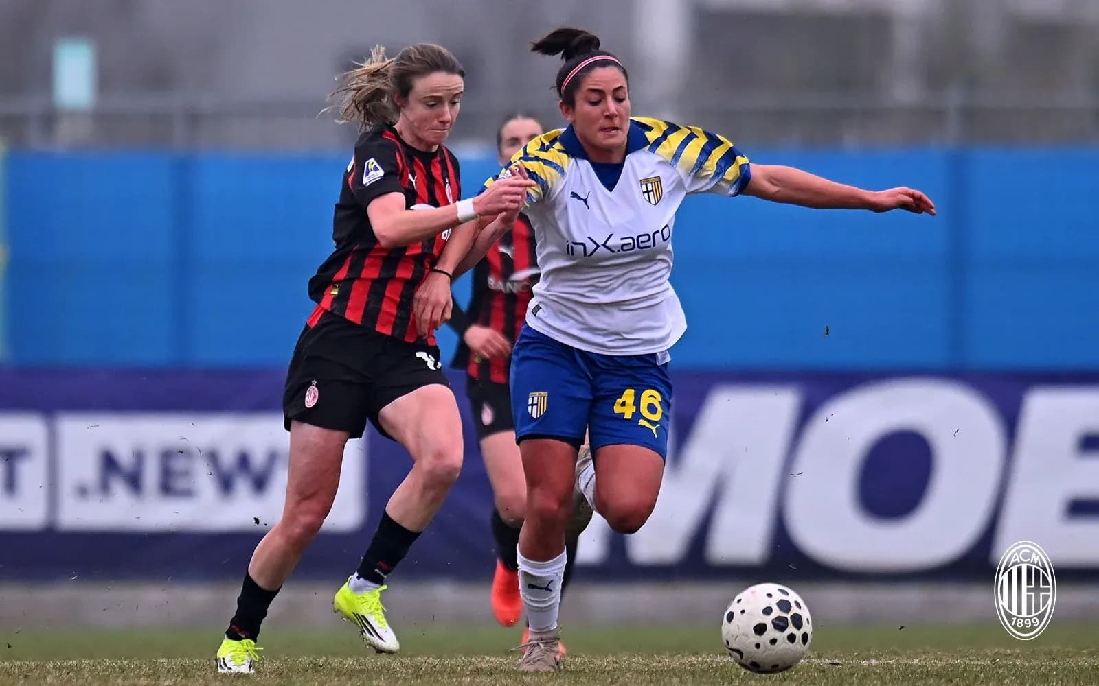 Игроки AC Milan и Parma с мячом на поле