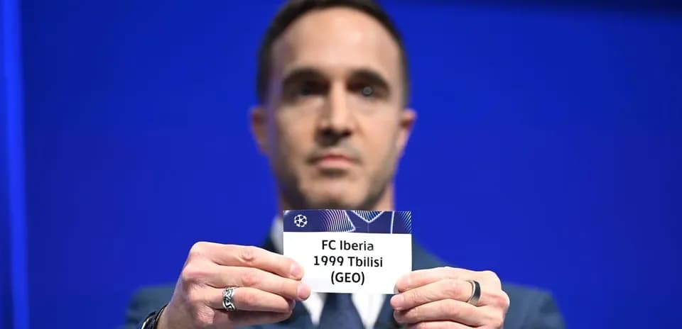 Человек держит табличку с FC Iberia 1999 Tbilisi