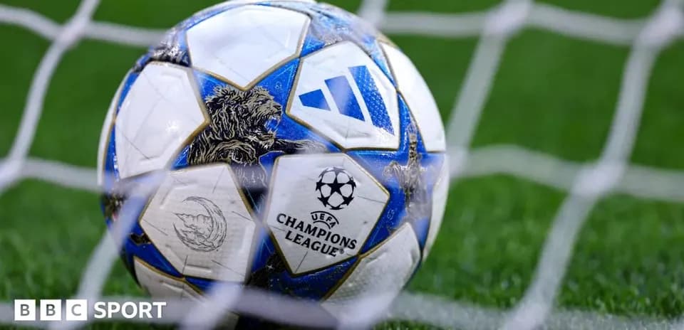 Мяч Лиги чемпионов UEFA в сетке ворот