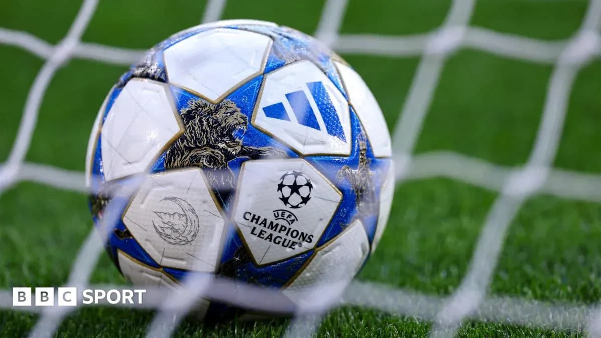 Мяч Лиги чемпионов UEFA в сетке ворот