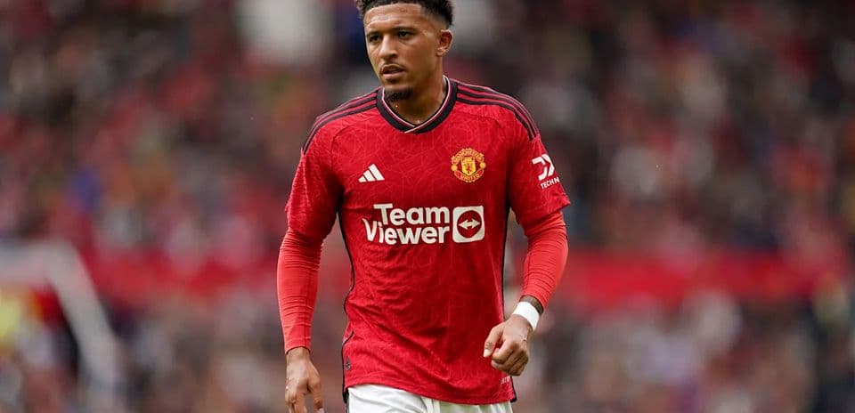Игрок Manchester United в красной форме на поле