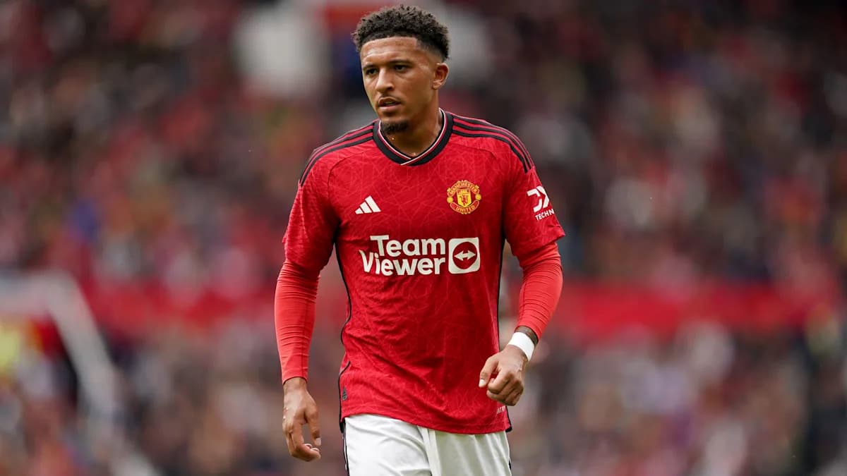 Игрок Manchester United в красной форме на поле