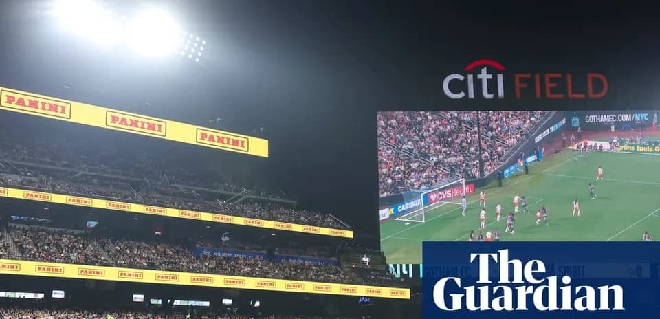 Стадион Citi Field с матчем по футболу на экране