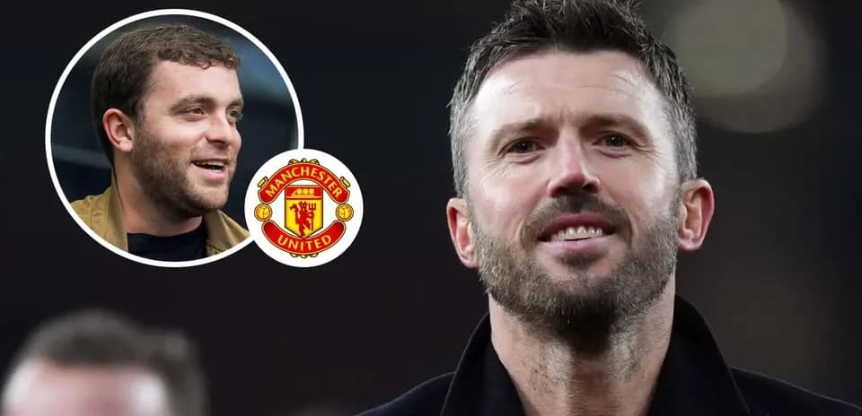 Два человека, один из которых улыбается на фоне логотипа Manchester United