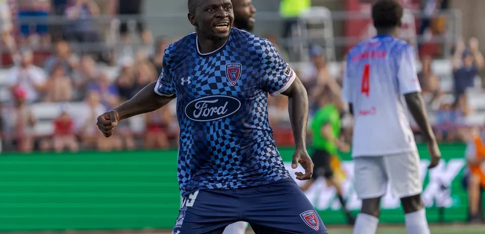 Игрок Indy Eleven празднует гол на поле