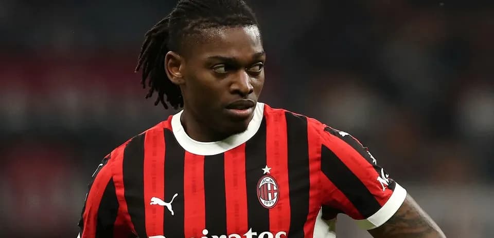 Игрок в футболке AC Milan на поле