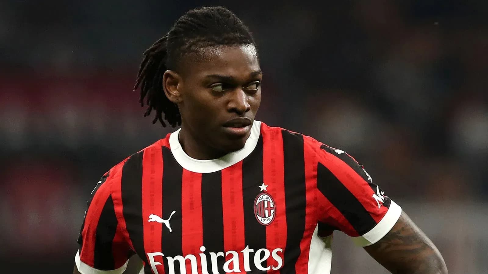 Игрок в футболке AC Milan на поле