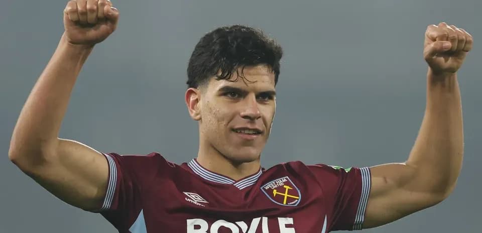 Игрок West Ham United празднует забитый гол