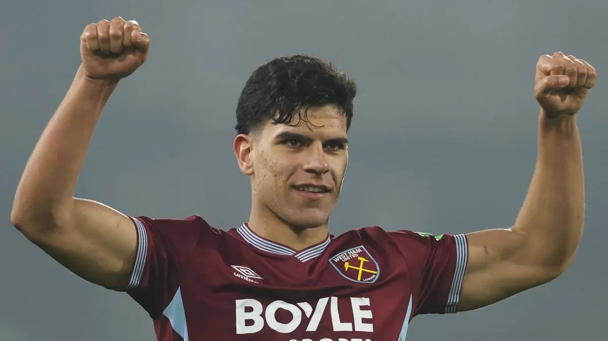 Игрок West Ham United празднует забитый гол
