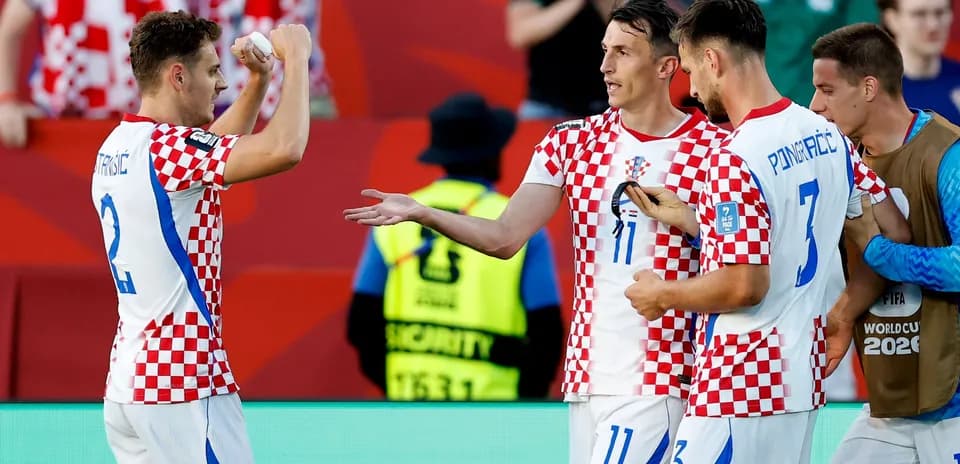 Игроки Хорватии празднуют гол на поле