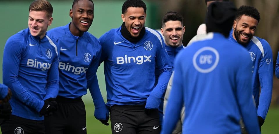 Игроки Chelsea FC смеются на тренировочном занятии