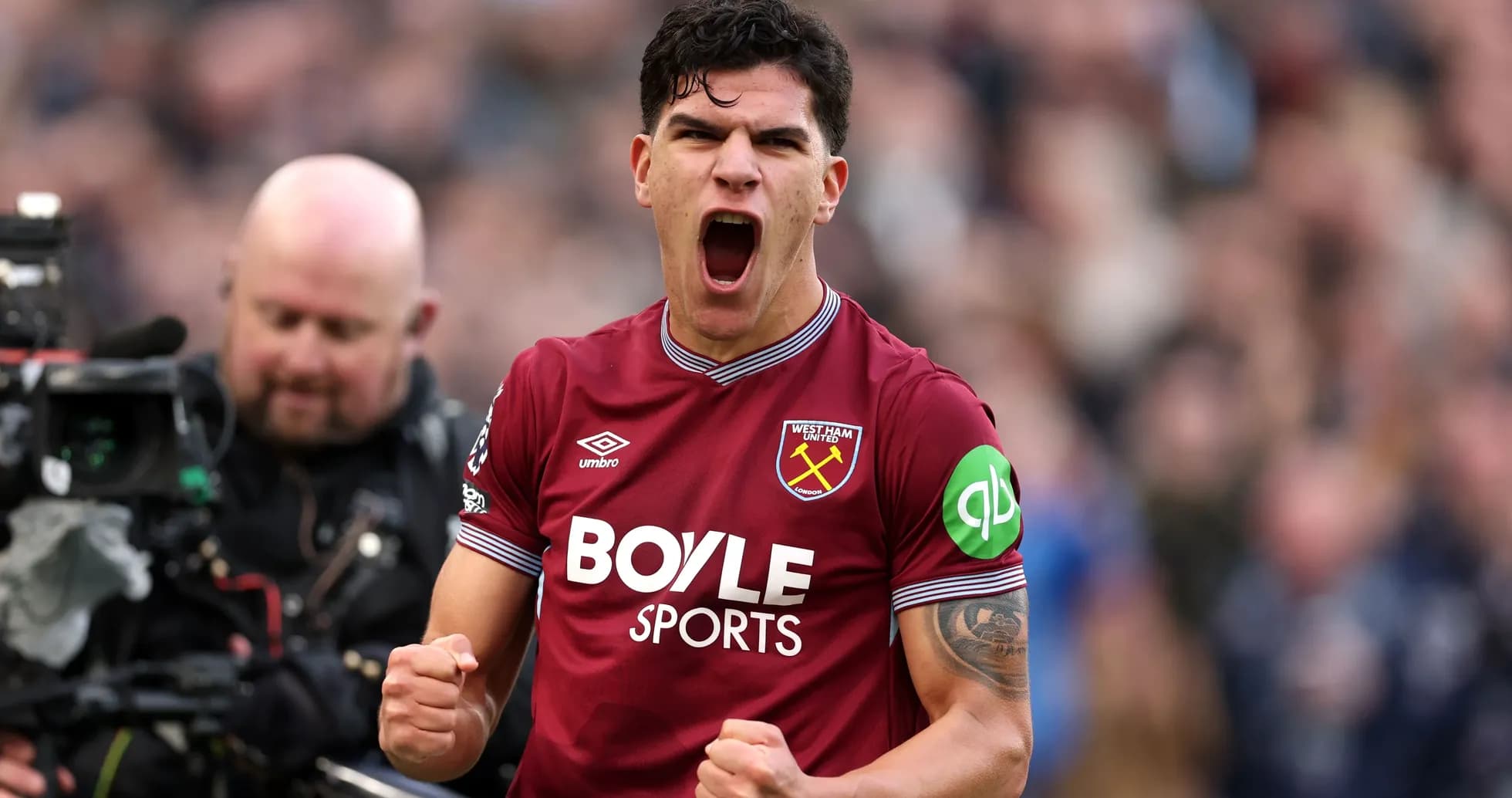 Игрок West Ham United празднует гол на поле
