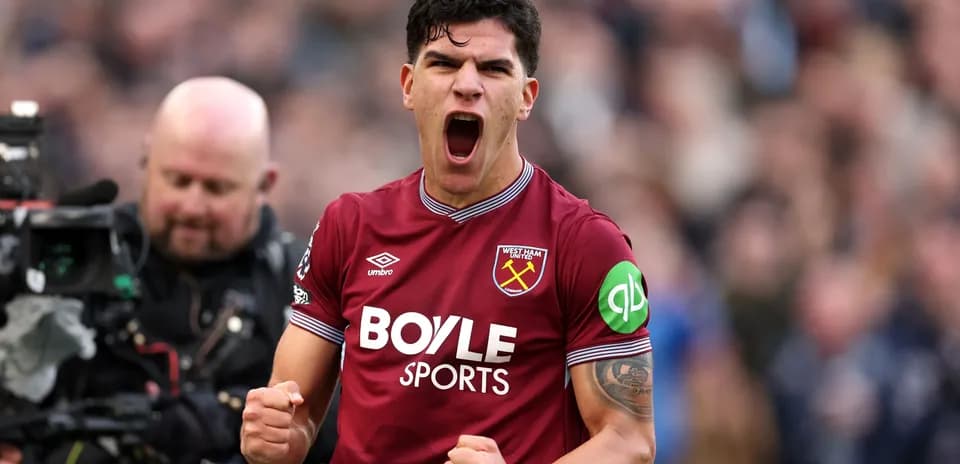 Игрок West Ham United празднует гол на поле