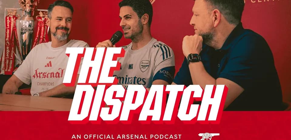 Трое мужчин обсуждают подкаст Arsenal в студии