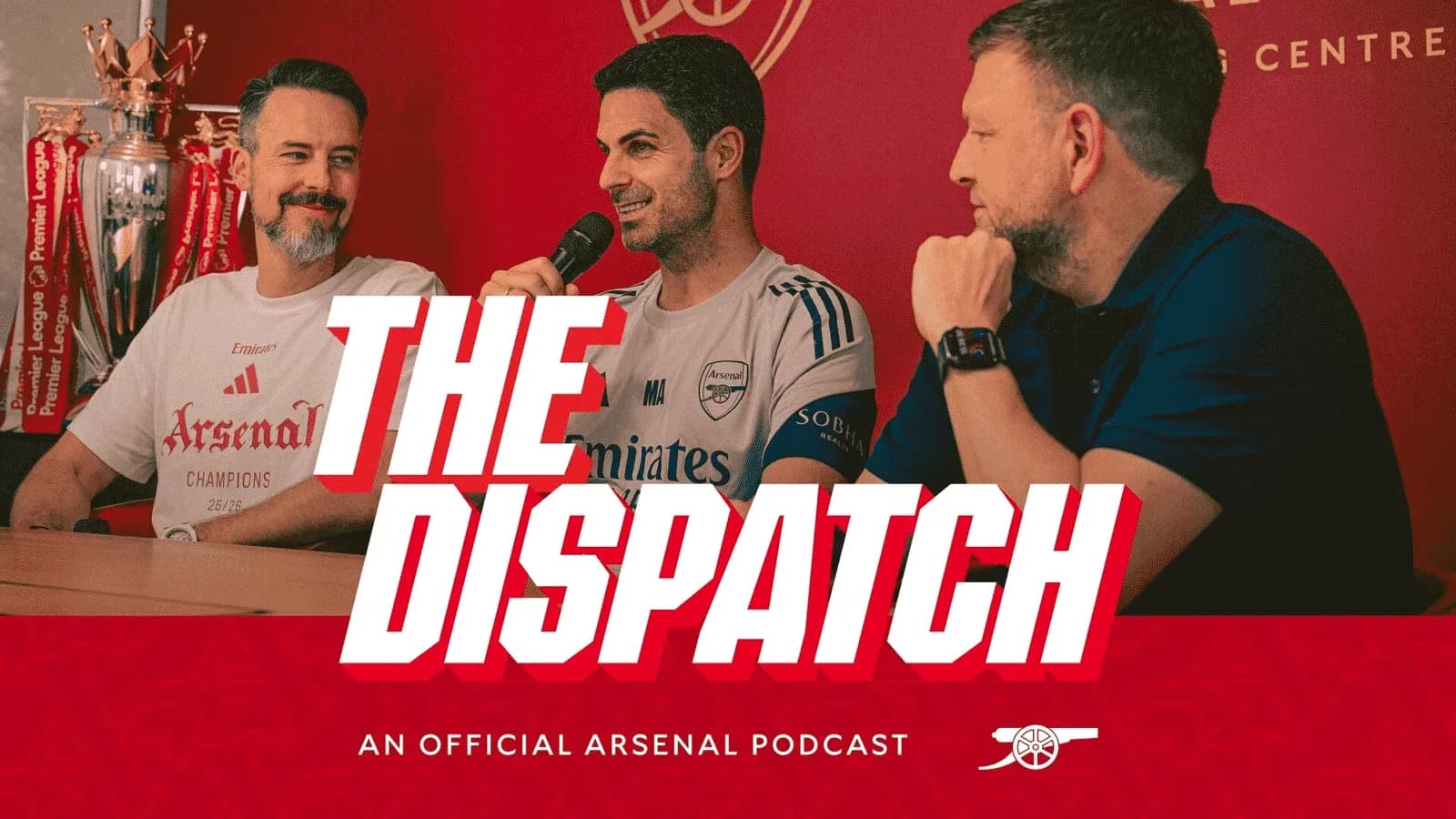 Трое мужчин обсуждают подкаст Arsenal в студии