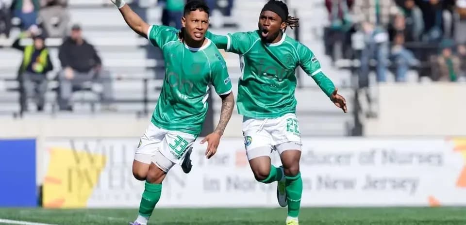 Игроки NY Cosmos празднуют гол
