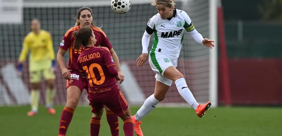 Игроки Sassuolo и Roma в матче