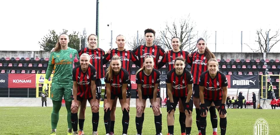 Женская команда AC Milan на поле