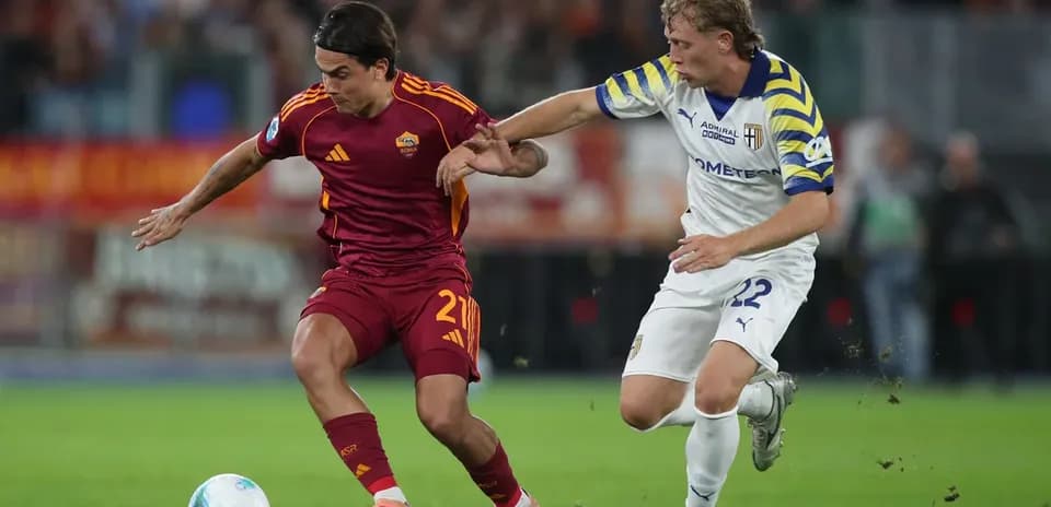 Игроки AS Roma и Пармы в борьбе за мяч