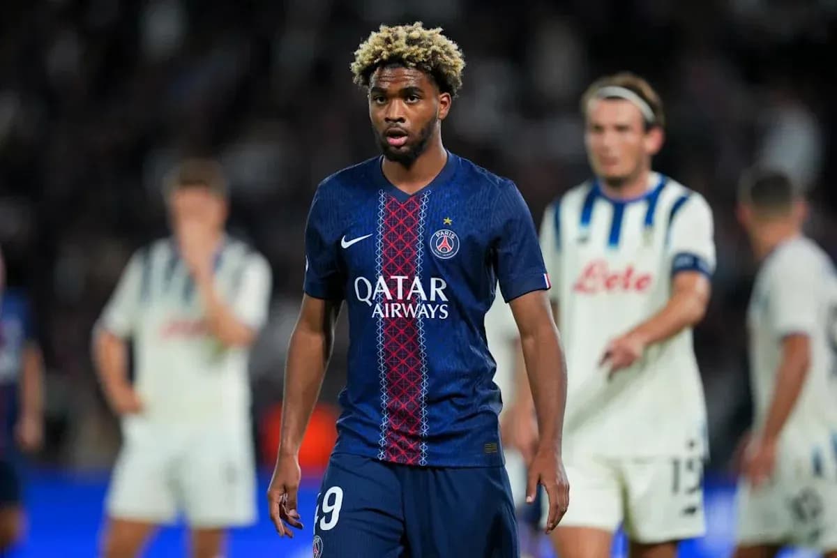Игрок PSG в форме с номером 9 на поле