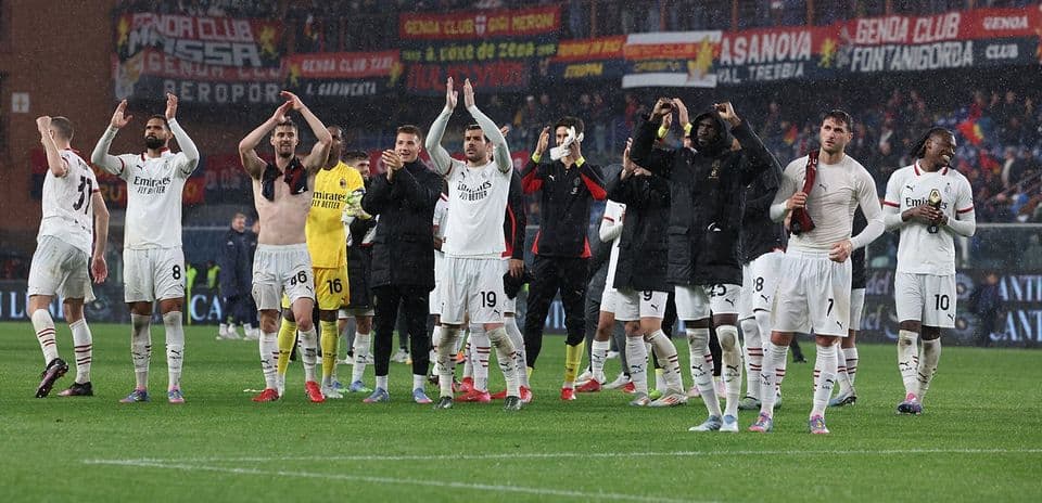 Игроки AC Milan празднуют победу на стадионе
