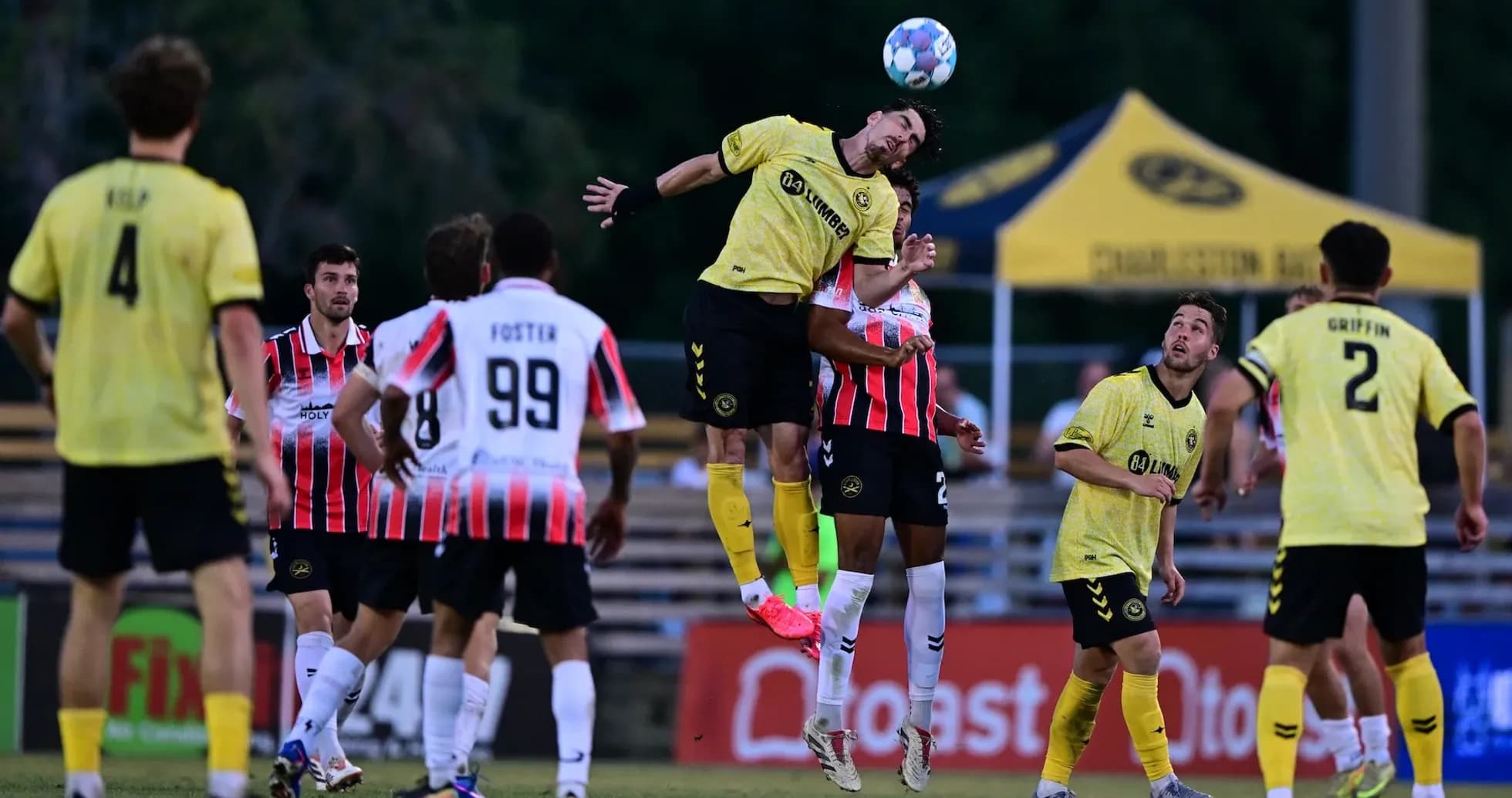 Игроки Charleston Battery в борьбе за мяч