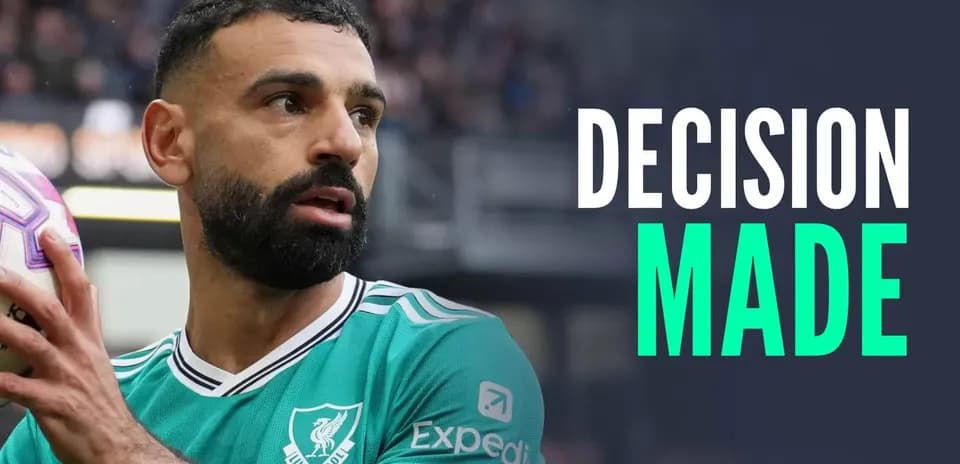 Игрок с мячом в форме Ливерпуля