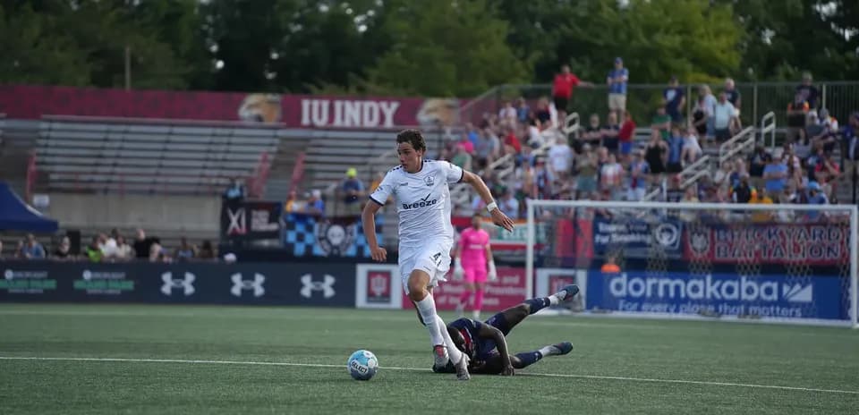 Игрок Rhode Island ведет мяч против Westchester SC