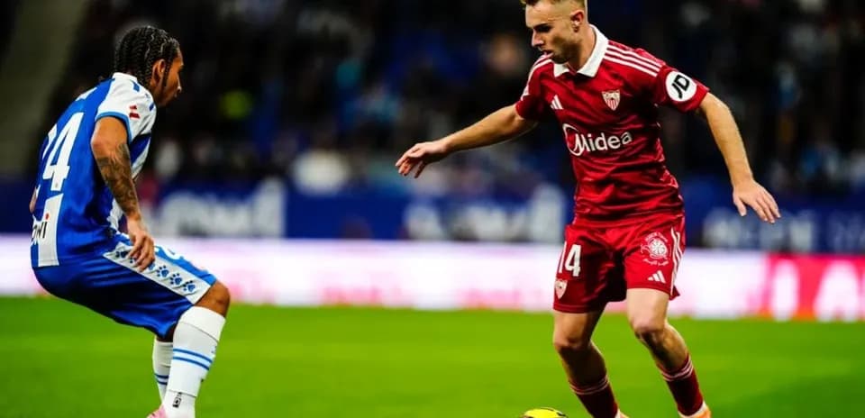Игроки Sevilla и Espanyol на поле