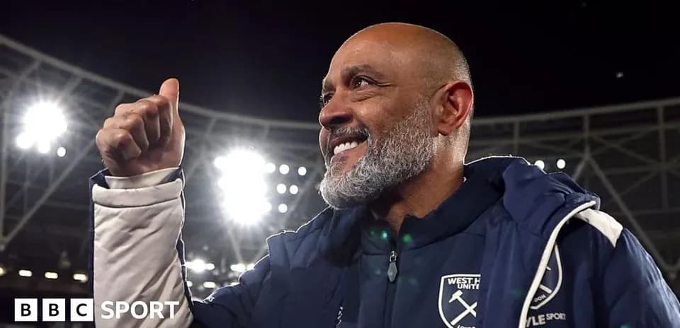 Тренер West Ham United поднимает большой палец
