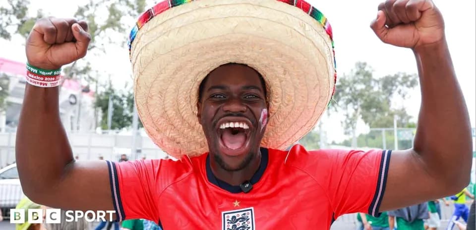 Фанат в sombrero празднует перед матчем