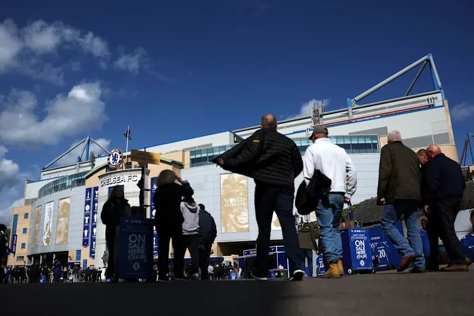 Болельщики подходят к стадиону Chelsea FC