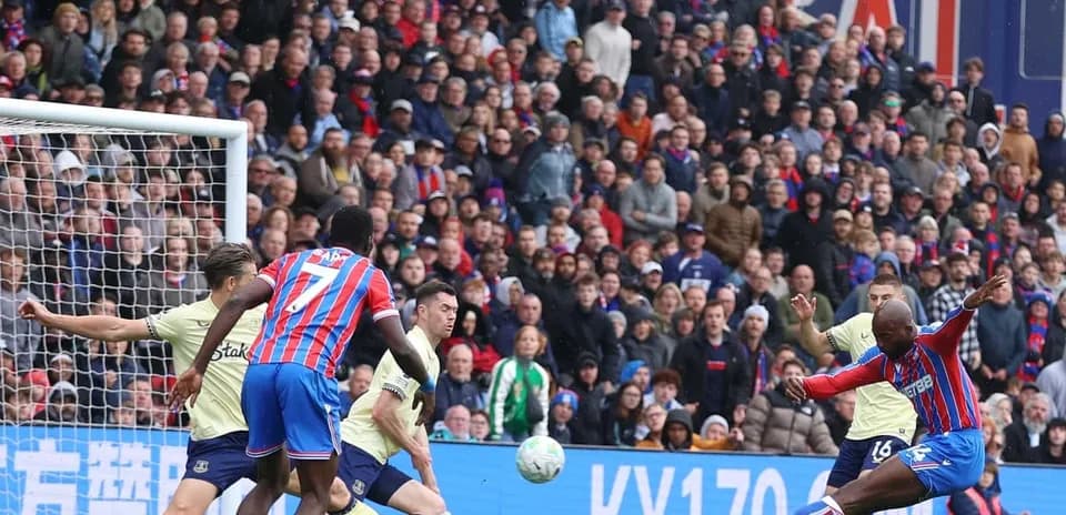 Игроки Crystal Palace атакуют ворота Эвертона
