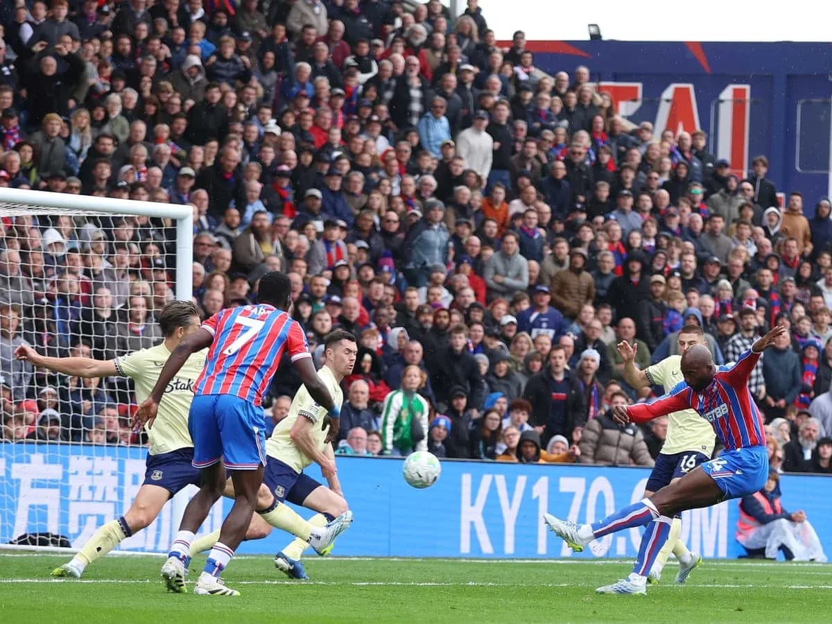 Игроки Crystal Palace атакуют ворота Эвертона