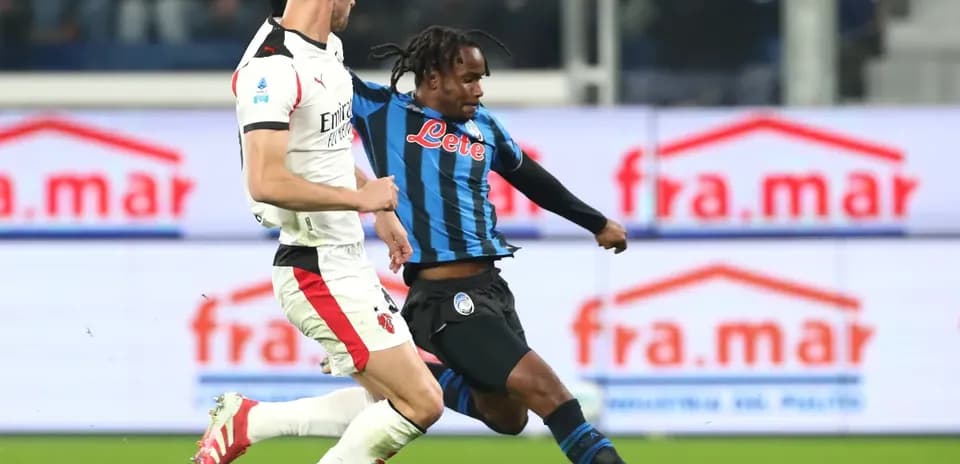 Игроки AC Milan и Atalanta борются за мяч